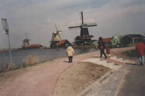 Zaanse Schans charakteristisches Wohngebiet  am Fluß Zaan, mit Holzhäuser und Mühlen aus dem 17. Jahrhundert (denken Sie an den Besuch Zar Peter des Großen)